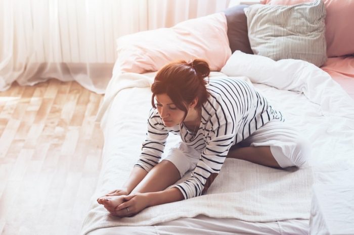 Если ежедневно перед сном лежать ногами вверх — вас ожидают 7 приятных последствий