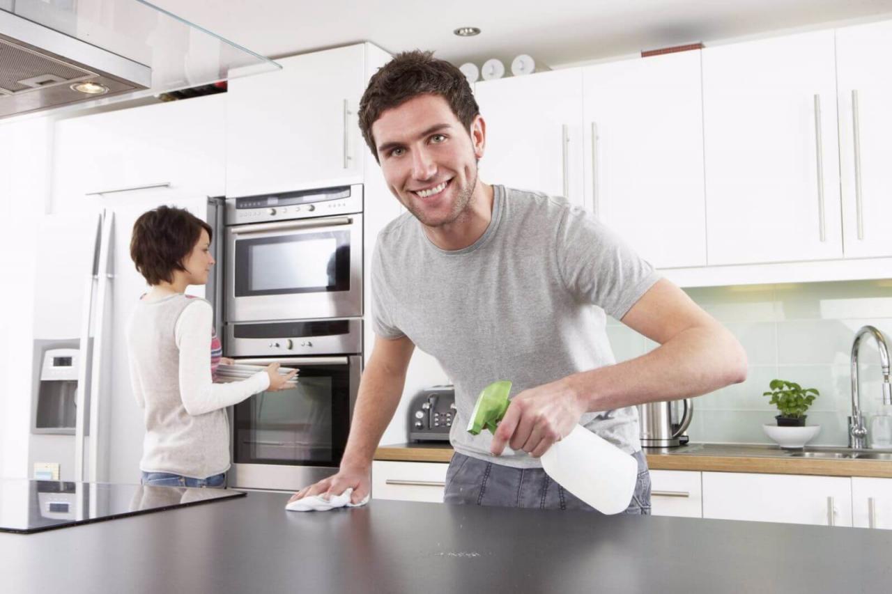 Как легко и без усилий очистить кухонную мебель от жирного налета