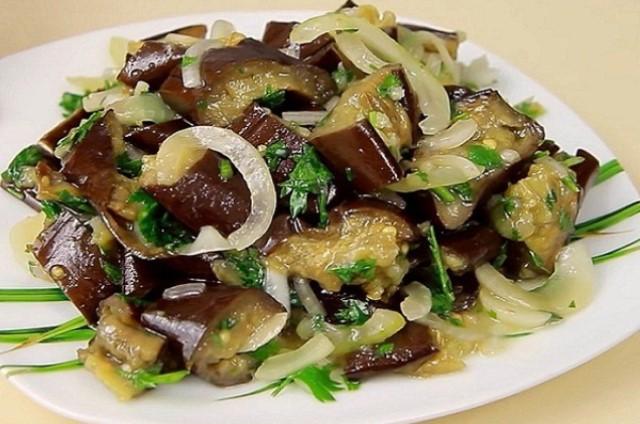 Аппетитные маринованные баклажаны — отличная закуска, которая подойдёт к любому гарниру на каждый день.