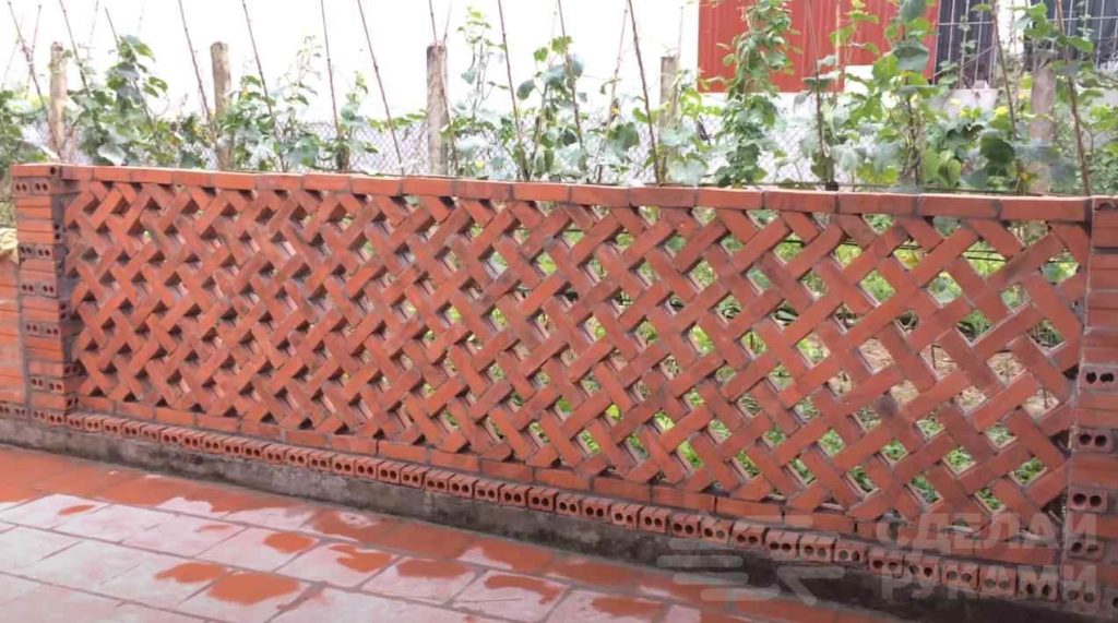Красивый декоративный забор плетенка из кирпича