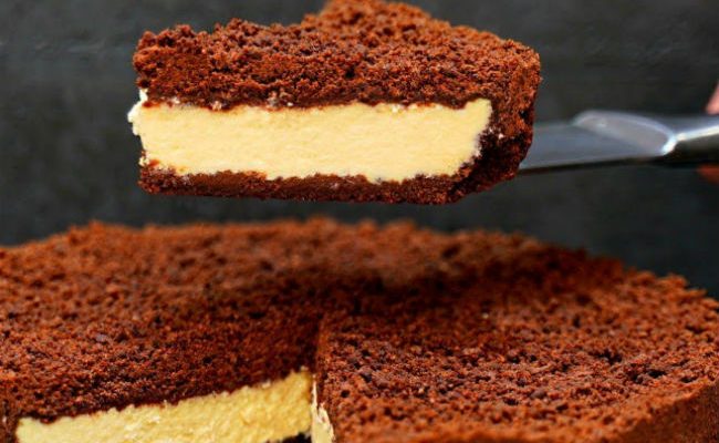 Шоколадный пирог с творогом за минуты: не нужно даже замешивать тесто