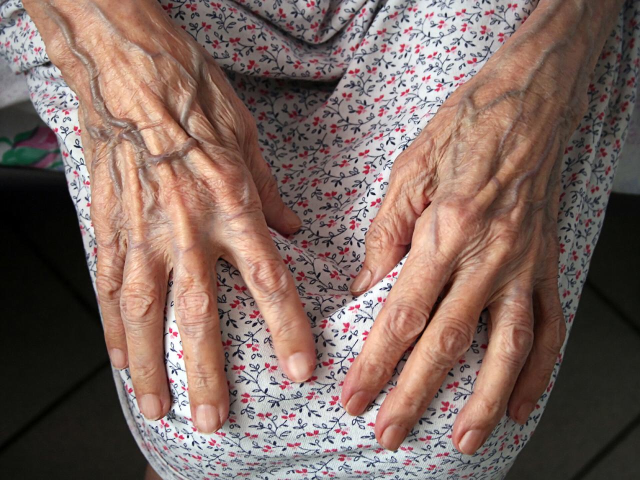 Руки старой женщины фото